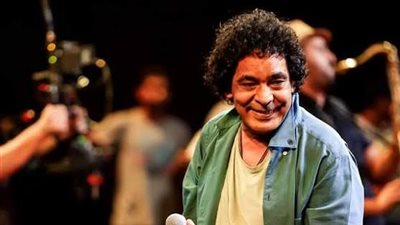 الكينج يدخل عامه الـ 68.. حكاية 4 نساء فى حياة محمد منير | فيديوجراف