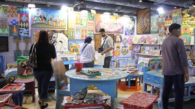 إقبال الجمهور على معرض تراثنا للحرف اليدوية | صور