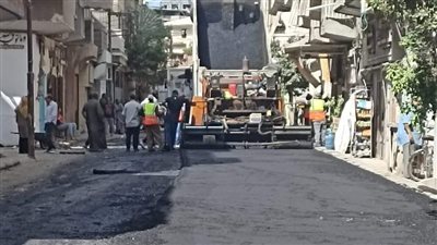 محافظ دمياط تتابع الأعمال الجارية للرصف بالأسفلت بأرض حبة