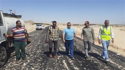 بدء رصف الطريق الصحراوي الغربي بين مركزي ديرمواس وملوى