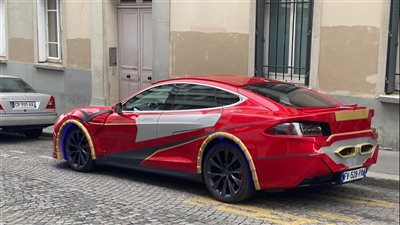 تسلا تعتمد على الطلاء الأحمر في السيارات الكهربائية 