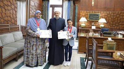 الإمام الأكبر يكرم فريق الأزهر الحاصل على المركز الأول عربيا للبرمجة بتونس 