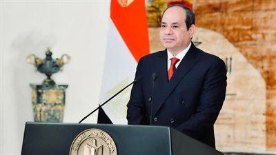 طلاب الشرطة يقدمون عرضا عسكريا لطابور الخريجين الجدد أمام السيسي