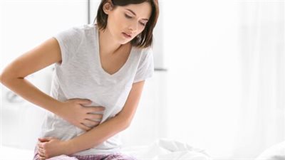 تعانين من أصوات البطن المحرجة.. إليكِ الحل للتخلص منها نهائيا