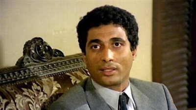 أحمد زكي 86.. القصة الكاملة لأزمة أسرة الفنان الراحل مع مؤلف الكتاب