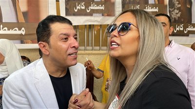 بالقبلات.. مصطفي كامل لـ سومة: مصطفى حلمي أخويا وحبيبي | فيديو