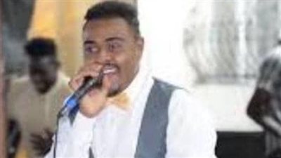 لحظة إطلاق نار على مطرب سوداني في الخرطوم | فيديو