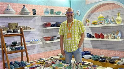 من داخل معرض تراثنا.. قصة محمد سالم من الحقوق إلى صناعة المنتجات الخزفية | فيديو وصور