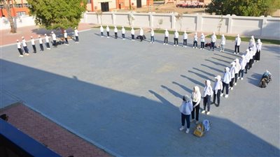 محافظ الوادي الجديد يشهد طابور الصباح بمدرسة WE للتكنولوجيا التطبيقية