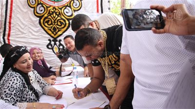 بسلسلة ذهب.. محمود الليثي يدلي بصوته في انتخابات الموسيقيين |فيديو وصور