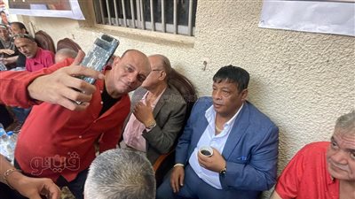 بالسيلفي والشاي.. عبد الباسط يشارك في انتخابات المهن الموسيقية | صور