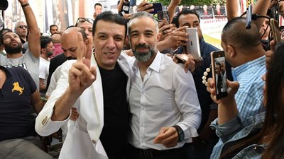 «الروح الحلوة».. مصطفى كامل يلتقط صورا مع الحملة الانتخابية لمنافسه بالموسيقيين