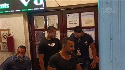 كله يطلع برا.. رئيس لجنة انتخابات الموسيقيين ينفعل بسبب الزحام داخل قاعة فرز الأصوات