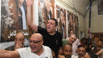 رقص وطبل بلدي بعد فوز مصطفي كامل برئاسة المهن الموسيقية (فيديو)