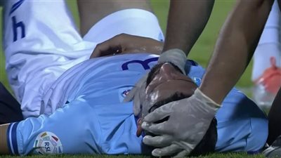 حالة مروعة.. لاعب في الدوري السعودي يتعرض لإغماء كامل والإسعاف تنقله للمستشفى |فيديو 