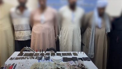 حشيش وهيروين.. أول صور للكلاب البوليسية تطارد تجار المخدرات أمام المدارس