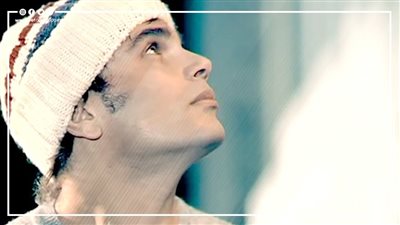 موضة عمرو دياب وجيل بيسلم جيل.. «بلوفر» تملي معاك و«آيس كاب» أنا عايش الأشهر | فيديوجراف