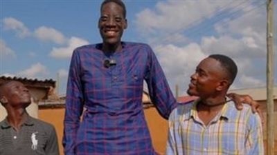 فجأة لقيت لساني يتمدد وطولي يزداد كل 3 أشهر.. أطول رجل في غانا يكشف ما حدث له| صور