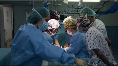 فريق طبي يستخرج 