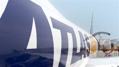 هبوط طائرة شحن من طراز بوينج بسلام في أمريكا بعد فقدان أحد إطاراتها 