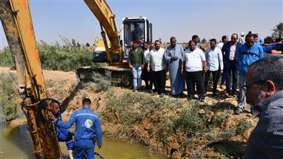 الفيوم تبدأ تطهير مخرات السيول استعدادًا لموسم الأمطار 