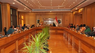 رئيس جامعة حلوان يناقش تطوير منظومة التحصيل الإلكتروني بالكليات