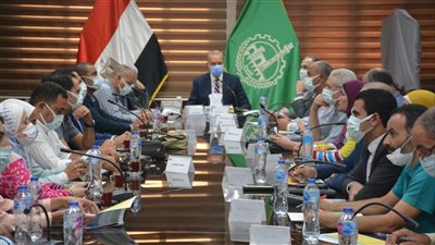 محافظ القليوبية يبحث مخططات تطوير بهتيم والخانكة 