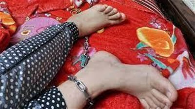 لطلب مساعدات مالية.. تفاصيل اتهام ربة منزل بتقييد نجلتها بسلاسل حديدية.. وقانوني يكشف مصير الأم
