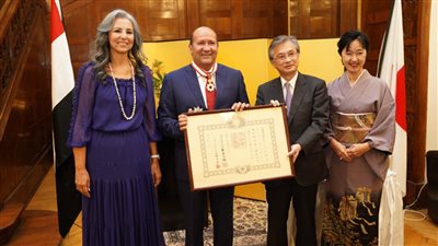 هشام بدر يتسلم وسام 