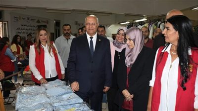 رئيس جامعة بنها يفتتح معرض الملابس الخيري لطلاب كلية الطب البيطري