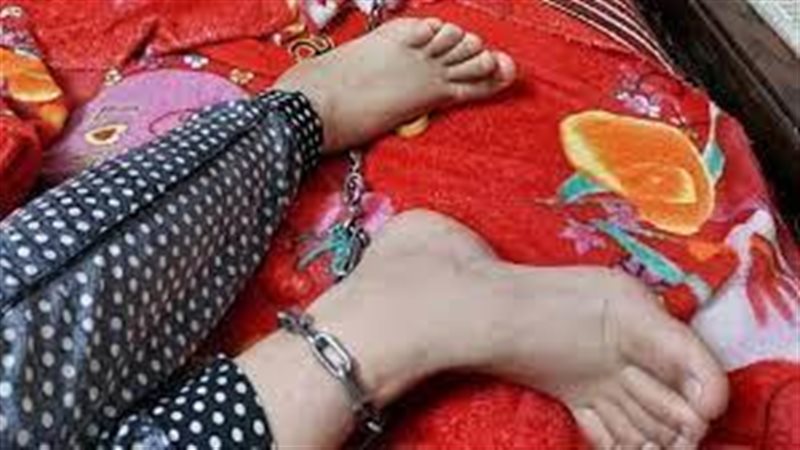  اتهام ربة منزل بتقييد