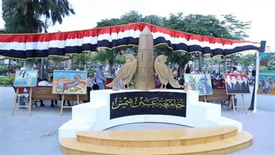 طلاب جامعة عين شمس يواصلون الاحتفال بذكرى أكتوبر برسم جدارية بطول ٢٠ مترا