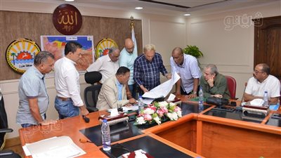 محافظ مطروح يناقش خطة أعمال الرصف لعام 2023 - 2024 |صور