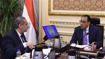 الحكومة: نبحث مع شركات عالمية جذب استثمارات جديدة لسوق الدواء