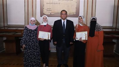 نائب رئيس جامعة عين شمس يكرم الموهوبين من طلاب المدارس