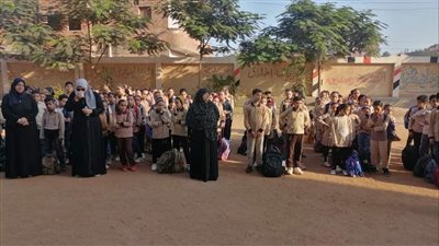 طلاب ومعلمو كفر شكر يقرأون الفاتحة على روح مدير المدرسة المتوفي| صور