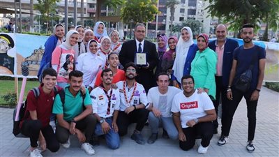 نائب رئيس جامعة عين شمس يكرم الطلاب المشاركين في جدارية نصر أكتوبر