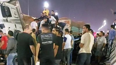 رفع حطام سيارة انقلبت بالطريق الصحراوي في الصف 