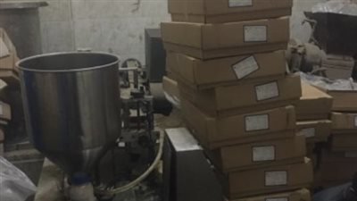 ضبط صاحب مصنع لحيازته كمية من المستحضرات مجهولة المصدر بالسلام| صور