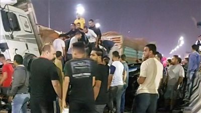 النيابة تعاين موقع انقلاب تريلا محملة بالدقيق أعلى الدائري