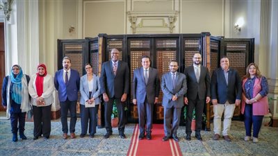 وزير الصحة يبحث توفير أحدث الأدوية لعلاج مرضى الأورام والإيدز