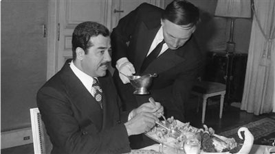 تعود لعام 1975.. قصة صورة تقديم بوتين الطعام لصدام حسين داخل فندق