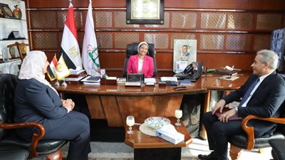 وزير القوى العاملة يجيب عن أسئلة إحدى فتيات مبادرة 