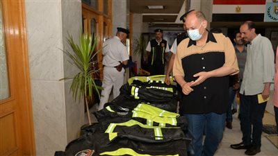 لتعزيز معايير السلامة.. محافظ أسيوط يتفقد الوسائل والأدوات المرورية الجديدة