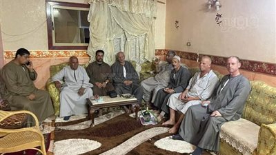 جلسة عرفية تنهي خلافات جيرة بين عائلتين بـ