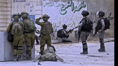 استشهاد طبيب فلسطيني برصاصة إسرائيلية اخترقت رأسه أمام مستشفى حكومي