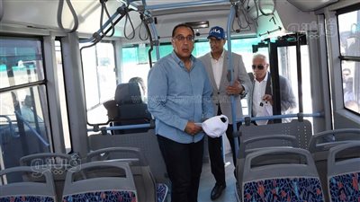 فى ثاني أيام زيارته لشرم الشيخ.. رئيس الوزراء يتفقد نقطة تجمع الأتوبيسات الكهربائية