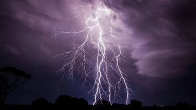 الأرصاد تحذر من تصوير الصواعق بالمحمول غدًا