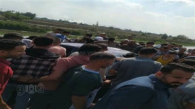 سقوط سيارة بترعة في الشرقية ونجاة مستقليها من الغرق | صور