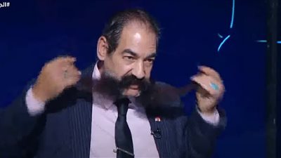 صاحب أطول شارب في مصر: عمره 35 سنة.. ومراتي مش موافقة أربيه بسبب كلام الناس | فيديو